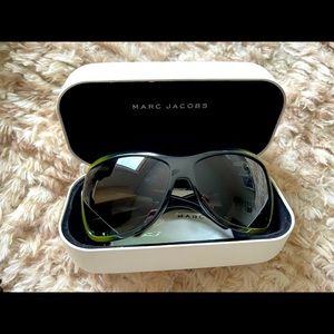 Marc Jacobs cutout sunglasses with case. Green.